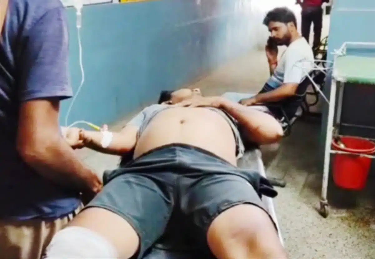 farrukhabad news मध्य प्रदेश से फर्रुखाबाद कांवड के लिए गंगा जल भरने आ रहे तीन कांवडियों सहित पांच लोग हुए मार्ग दुर्घटना में गंभीर घायल Picsart 25 07 29 05 35 46 930