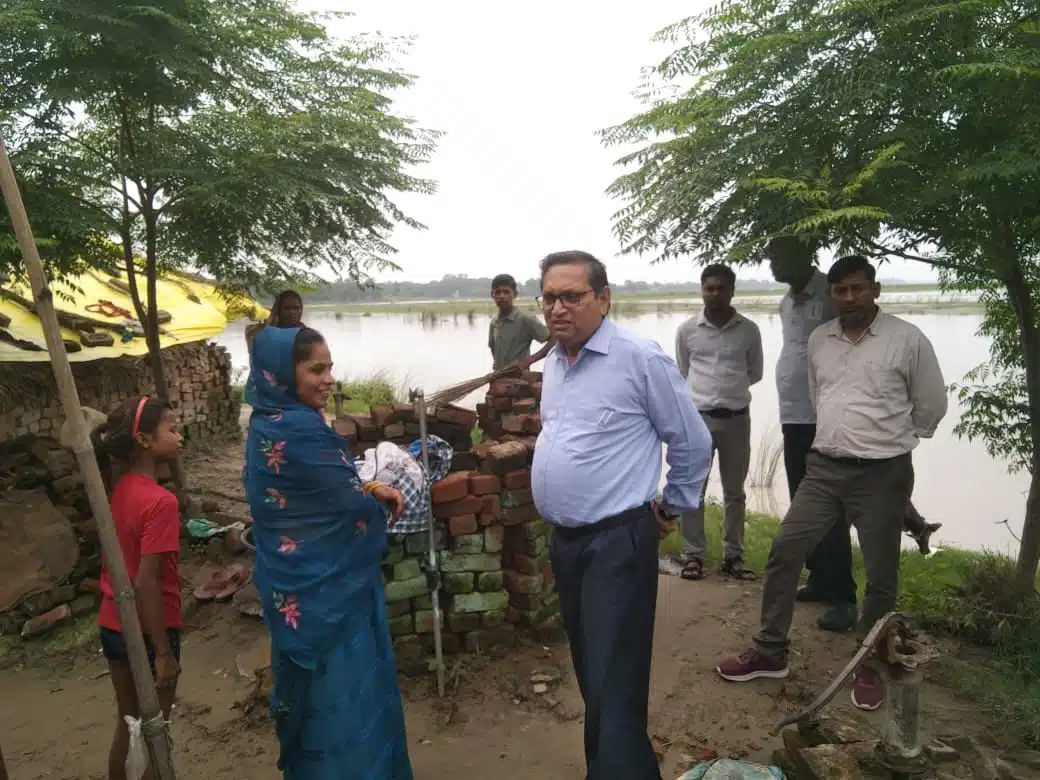 Farrukhabad news बाढ़ प्रभावित क्षेत्र में लगे चिकित्सा शिविरों का सीएमओ ने निरीक्षण कर दिए आवश्यक दिशा निर्देश IMG 20250805 WA0383