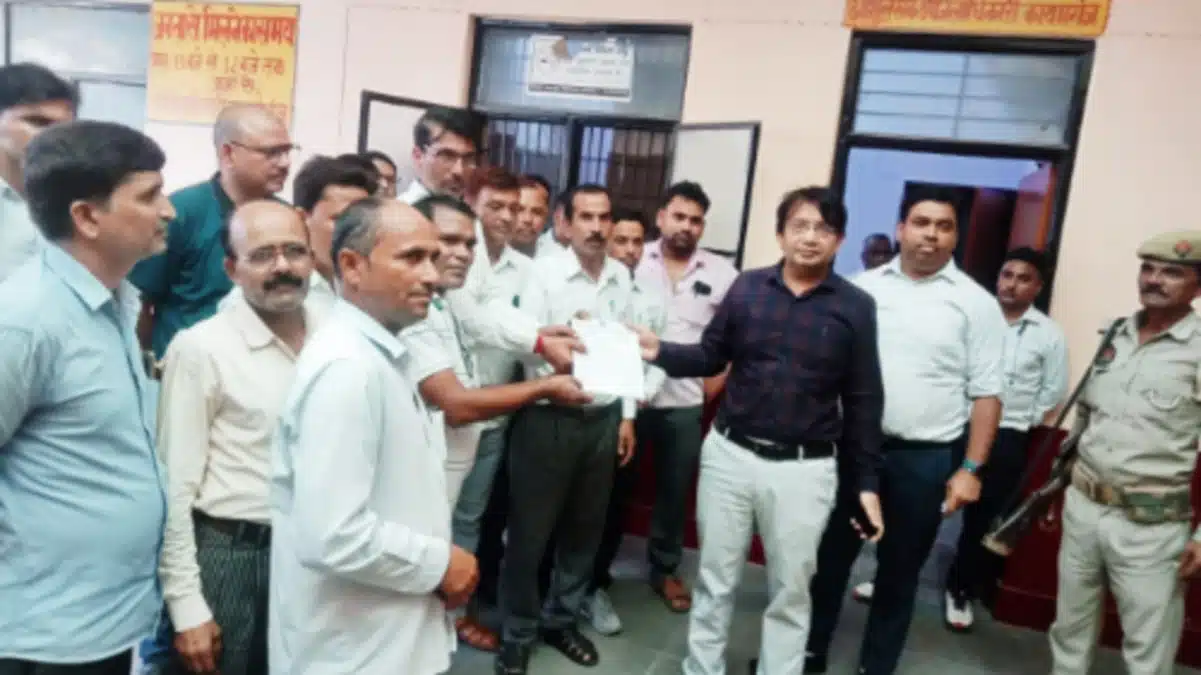 KAIMGANJ NEWS विवेचना पर प्रश्न चिन्ह लगा अधिवक्ताओं ने साथी वकीलों पर दर्ज मुकदमा वापस लेने को कहा kaimganj news