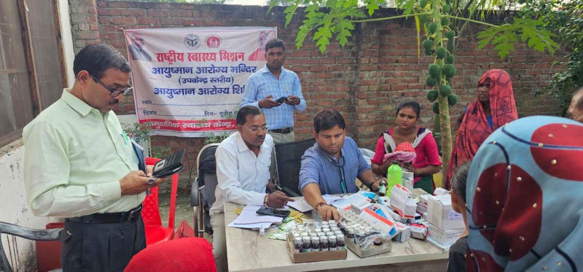 KAIMGANJ NEWS गाँव में फैले बुखार से एक की मौत ग्रामीण चिंतित लगा चिकित्सा शिविर IMG 20251010 WA0277