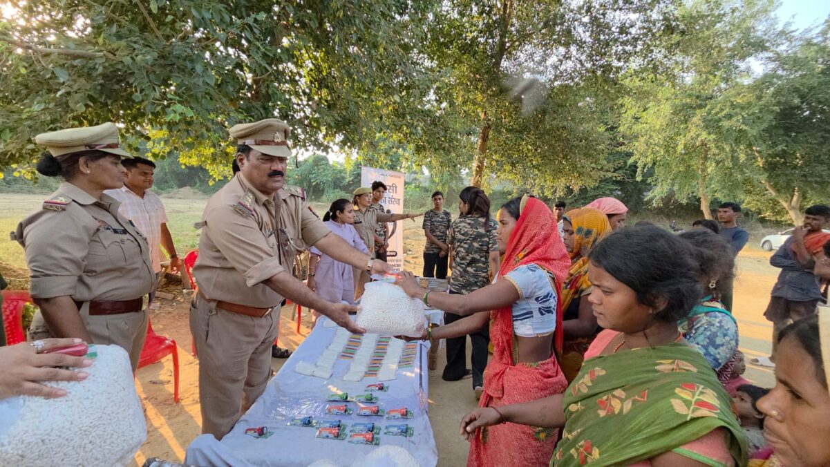 KAIMGANJ NEWS साहसी बेटियों ने भट्टा मजदूरों के परिवार संग मनाई दिवाली IMG 20251017 WA0242