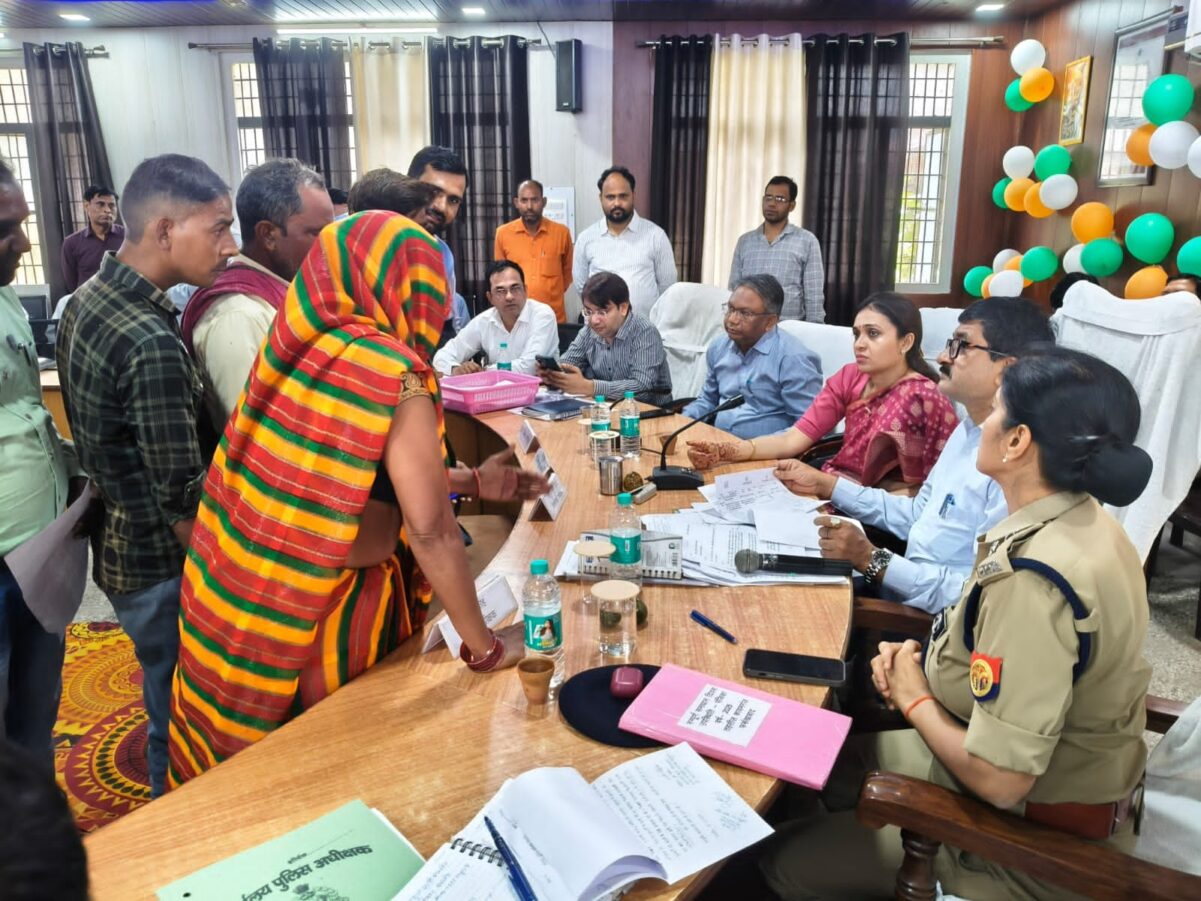 KAIMGANJ NEWS समाधान दिवस में पहुंचे 54 फरियादियों ने डीएम-एसपी से की समस्या समाधान की फरियाद IMG 20251018 WA0408