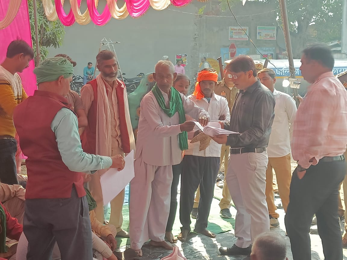 KAIMGANJ NEWS छात्रों से अवैध वसूली तथा जमीन पर अवैध कब्जा जैसे आरोपियों को दिए गये राजकीय शिक्षक सम्मान का कड़ा विरोध कर किसान नेताओं ने सौंपा ज्ञापन IMG 20251111 WA0306