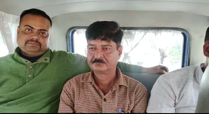 Farrukhabad news एंटीकरप्सन टीम ने एसपी आफिस के एकांउन्टेंट को रिश्वत लेते रंगे हाथों पकड़ा IMG 20251114 WA02371