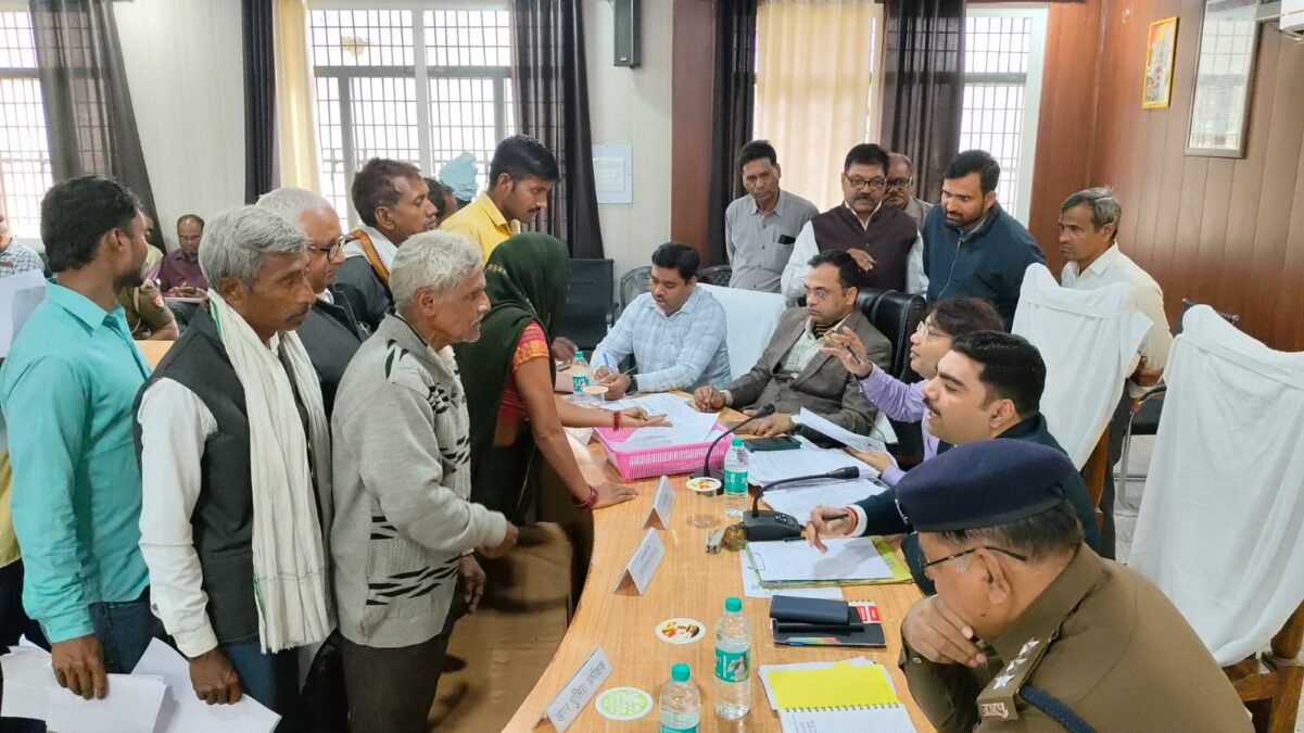 KAIMGANJ NEWS अपर जिलाधिकारी ने समाधान दिवस में सुनी समस्याएँ - एक शिकायत का मौके पर कराया निस्तारण IMG 20251115 WA0321