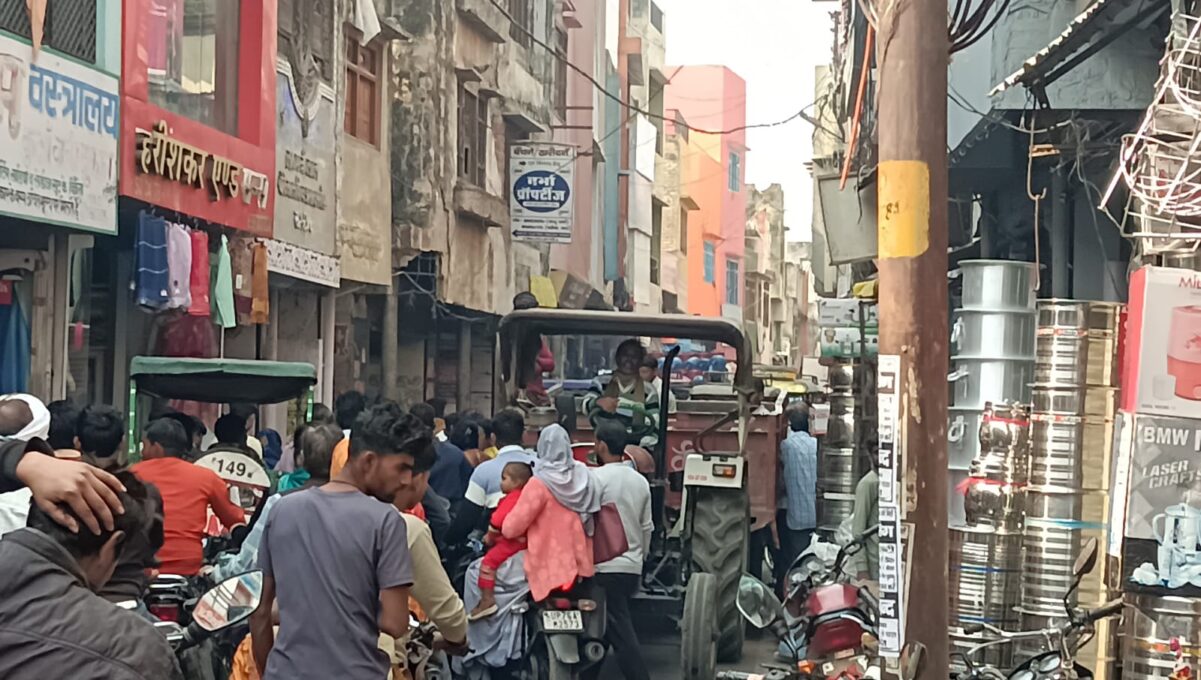 KAIMGANJ NEWS हर दिन लग रहा नगर में जाम, नहीं हो रही कोई व्यवस्था, परेशान है लोग IMG 20251124 WA0200