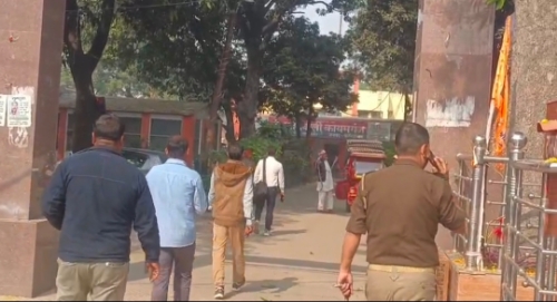 KAIMGANJ NEWS किरायेदार से दूकान खाली कराने को युवक छेनी हथौडी ले ताले तोड़ने के लिए दूकान पर पहुंचा Picsart 25 11 10 09 22 14 194