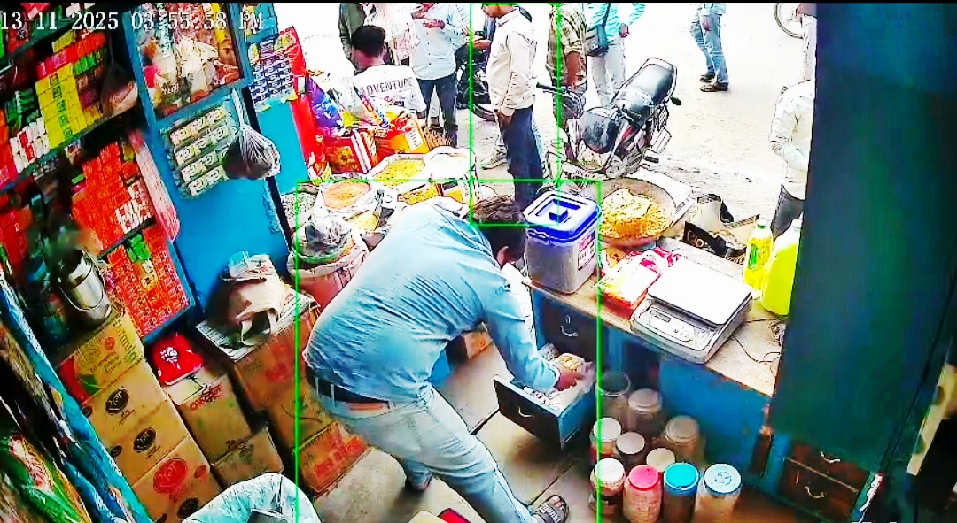 KAIMGANJ NEWS परचून दुकान के सामने खड़ी दुकानदार की बाइक चुरा ले गए चोर Picsart 25 11 14 13 52 25 239