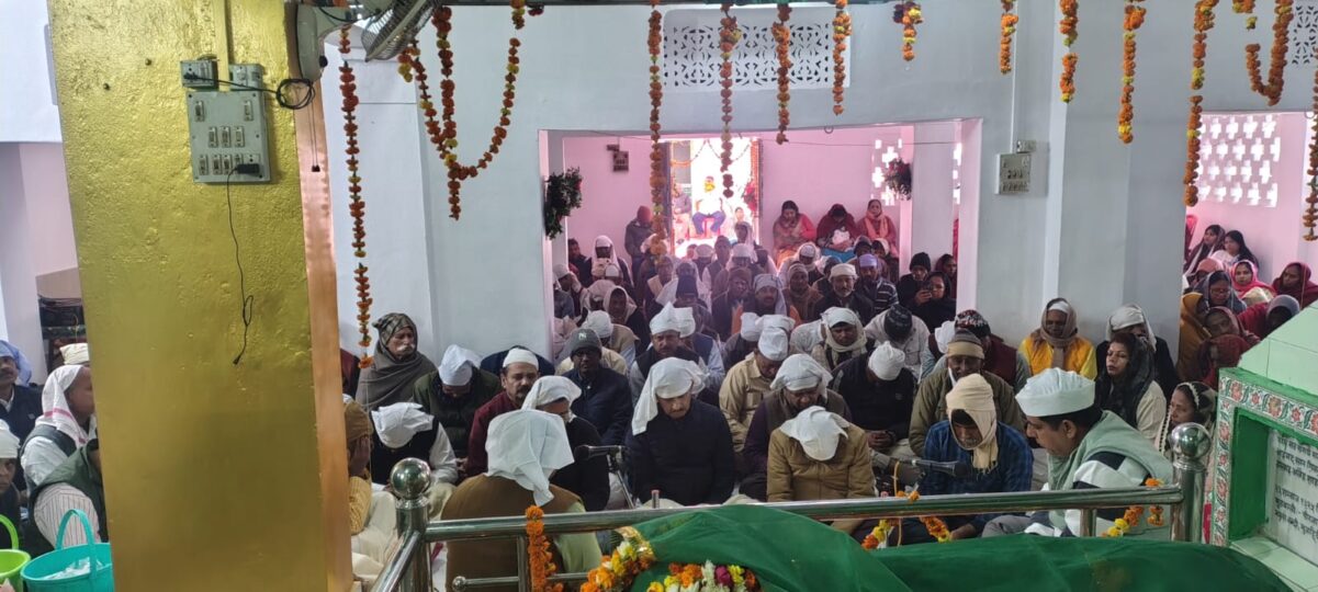 KAIMGANJ NEWS महान सूफ़ी संत के मुरीदों ने उनके समाधि स्थल पर माथा टेक की खिराजे -ए - अकीदत पेश IMG 20251130 WA0235