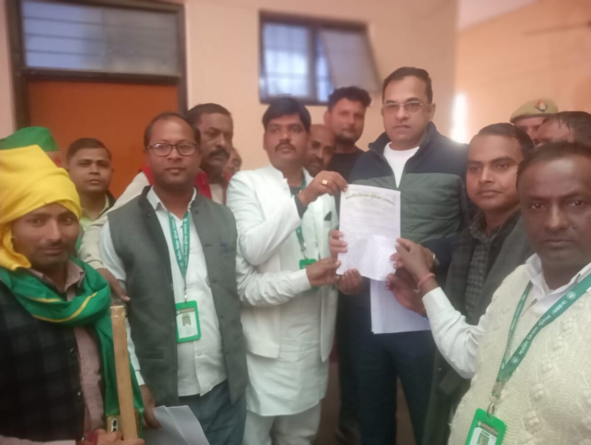 KAIMGANJ NEWS दबंग किस्म के लोगों के अत्याचार के विरोध में तथा अन्य स्थानीय समस्याओं को लेकर भाकियू ने दिया धरना IMG 20251202 WA0178