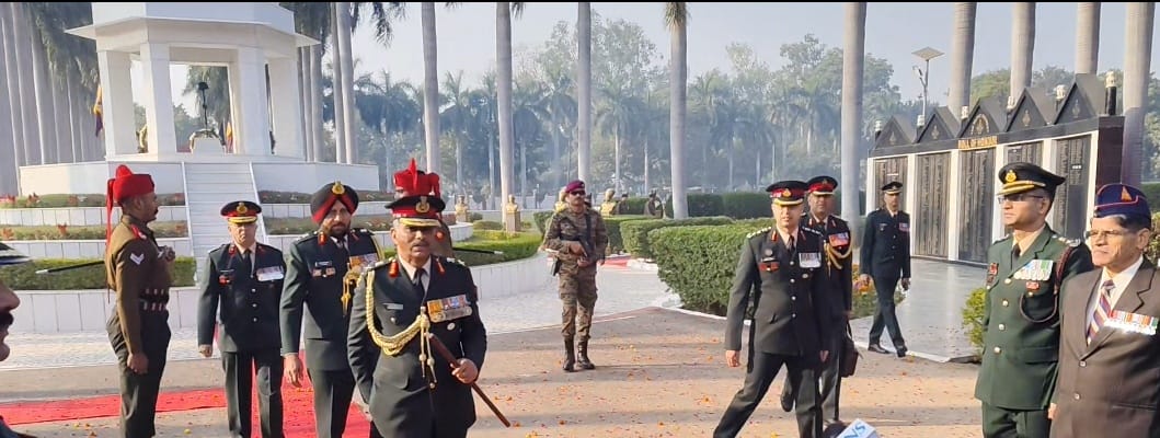 Farrukhabad news राजपूत रेजिमेंटल सेंटर के विशेष उपलब्धि प्राप्त जांवाज सैनिक किए गए सम्मानित IMG 20251207 WA0214