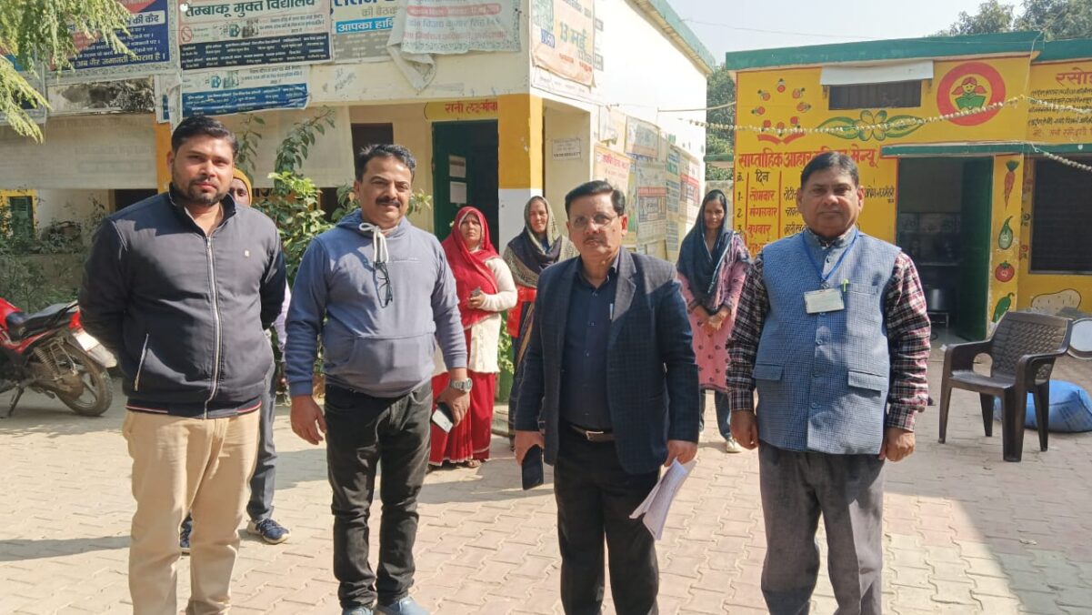 KAIMGANJ NEWS बूथ संख्या 111 का खंड विकास अधिकारी ने निरीक्षण IMG 20251210 WA0219