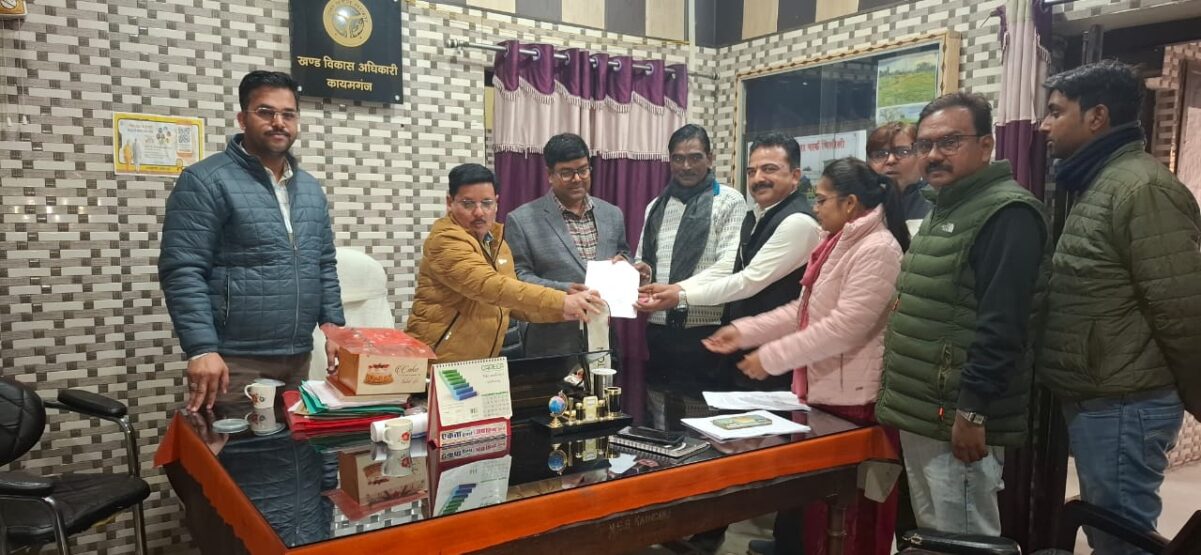 KAIMGANJ NEWS ऑनलाइन उपस्थिति के विरोध में सचिवों ने डीएससी डोंगल जमा किए IMG 20251215 WA0225