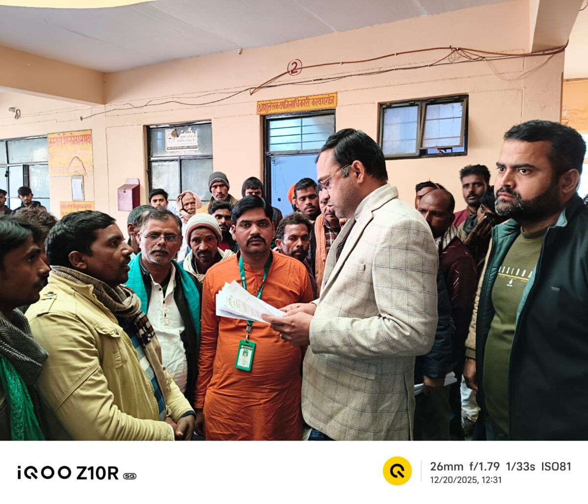 KAIMGANJ NEWS आबारा पशुओं द्वारा उजाडी जा रही फसलों पर चिंता व्यक्त कर भाकियू ने सौंपा ज्ञापन IMG 20251220 WA0321