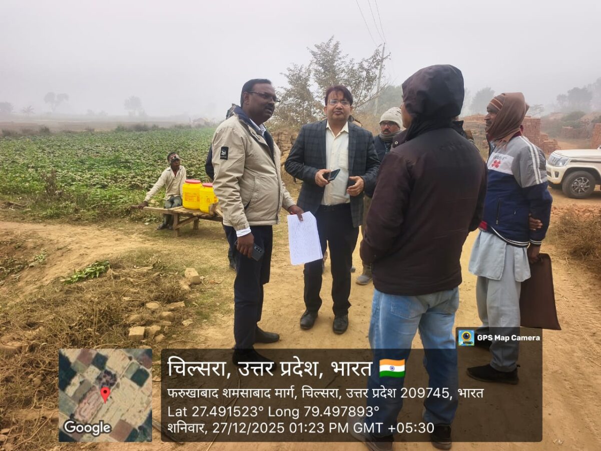 KAIMGANJ NEWS अवैध रूप से संचालित ईंट भट्टे पर चला प्रशासन का बुलडोजर IMG 20251227 WA0317