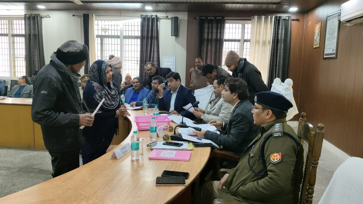 KAIMGANJ NEWS संपूर्ण समाधान दिवस में एसडीएम सख्त, गैरहाजिर अधिकारियों से मांगा जवाब IMG 20251220 115612