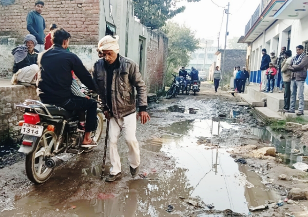 KAIMGANJ NEWS सफाई व्यवस्था न होने तथा नालियां चोक होने से गांव में फैली गंदगी संक्रामक रोग फैलने की आशंका Picsart 25 12 06 05 20 41 607