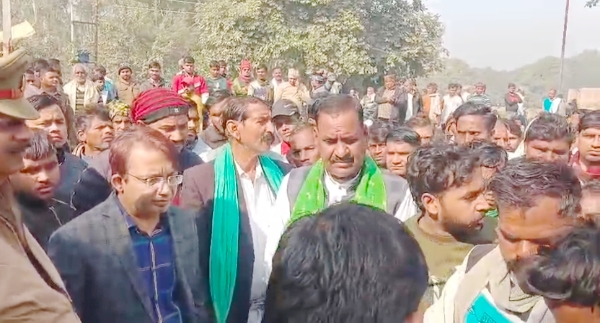 KAIMGANJ NEWS किसानों से वार्ता करने आखिर तब पहुंचा प्रशासन जब शव सामने रखकर किया प्रदर्शन Picsart 25 12 07 09 19 03 415