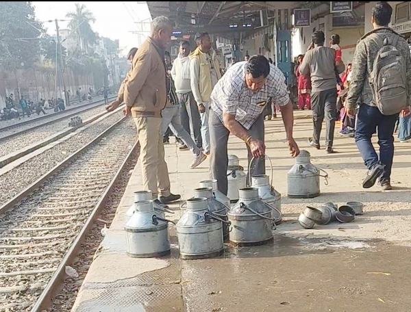 Kanpur news रेलवे स्टेशन रावतपुर पर दूधियों का आतंक , स्टेशन पर गंदगी फैलाने के साथ ही ट्रेनों में लादते हैं दूध के जरीकेन Picsart 25 12 08 05 29 08 405