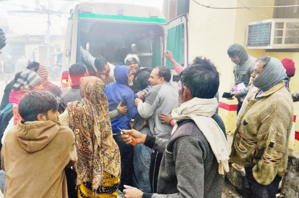 KAIMGANJ NEWS घने कोहरे में खुले स्कूल जा रहा बच्चा रोडवेज बस की चपेट में आकर हुआ गंभीर रूप से घायल Picsart 25 12 22 18 41 17 196