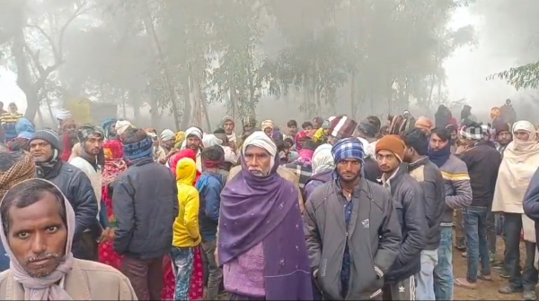 KAIMGANJ NEWS भीषण सर्दी तथा कोहरे के कारण नल मिस्त्री बाइक सहित खंड में गिरा, दुखद मौत Picsart 25 12 31 13 38 42 872