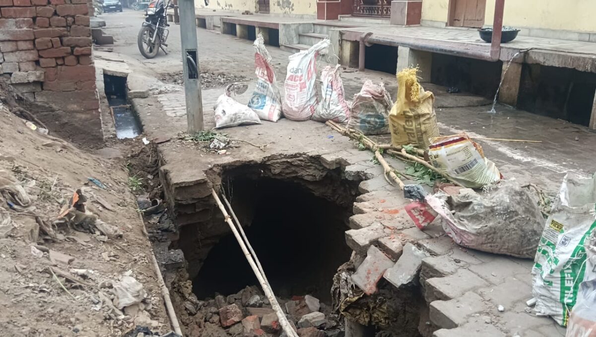 KAIMGANJ NEWS जल निगम की लापरवाही से फूलमती मंदिर के सामने धंसी सड़क, आवागमन हुआ बाधित, बड़ा हादसा टला, IMG 20260106 WA0360