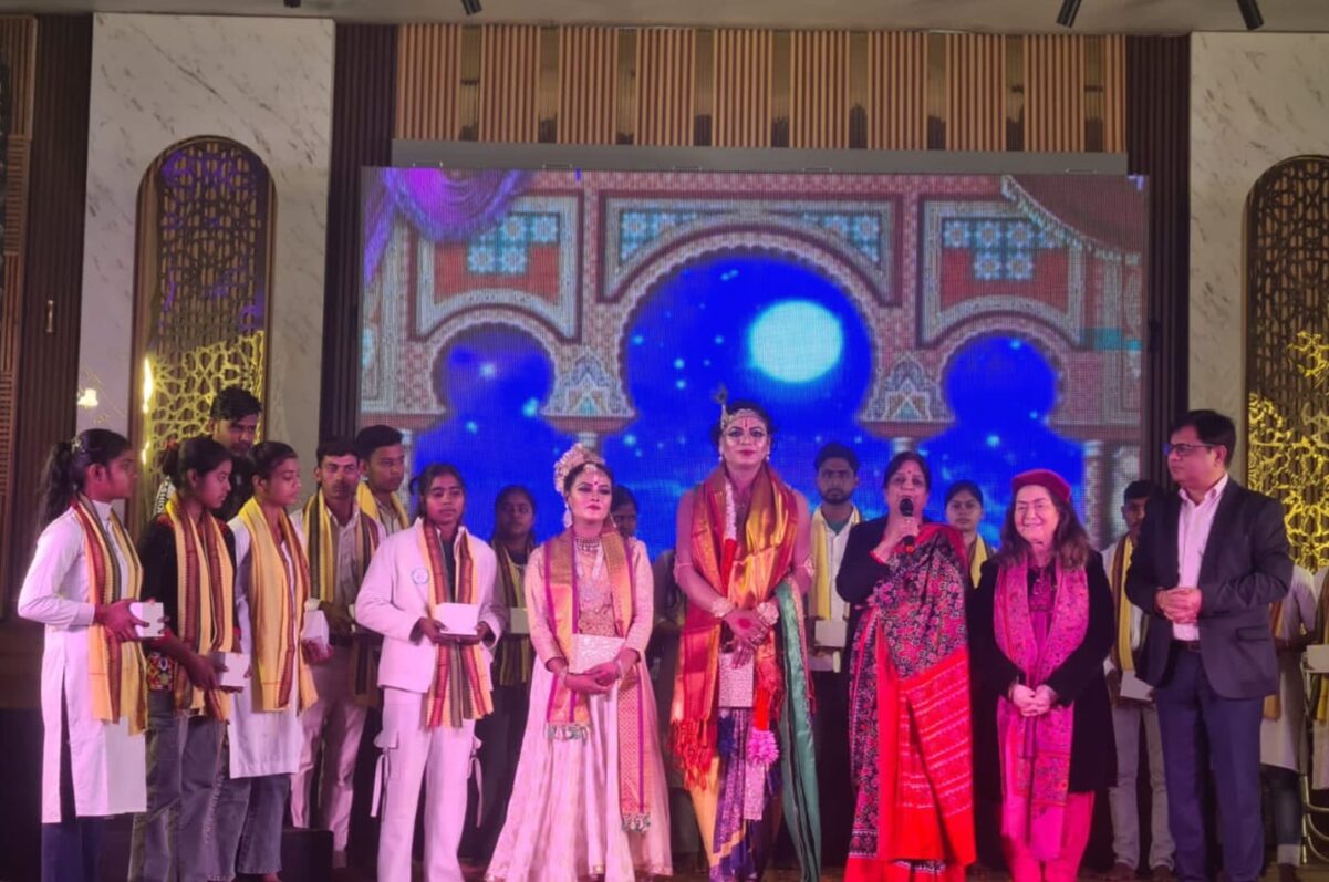 KAIMGANJ NEWS द्रौपदी ड्रीम ट्रस्ट के 22 वर्ष पूरे होने पर हुआ आयोजन, कथक शैली में कलाकारों ने बांधा समां IMG 20260118 WA0322