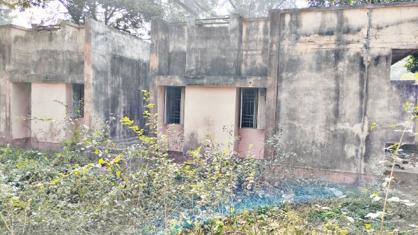 KAIMGANJ NEWS बरखेड़ा पीएचसी बदहाल: सिर्फ रविवार को ही जागता है स्वास्थ्य विभाग, बाकी दिन ताले और तन्हाई Picsart 26 01 14 06 10 28 120