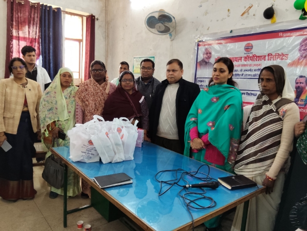KAIMGANJ NEWS सीएससी में आयोजित कार्यक्रम में विधायक ने वितरित की महिलाओं को पोषण किट Picsart 26 01 23 05 26 36 042