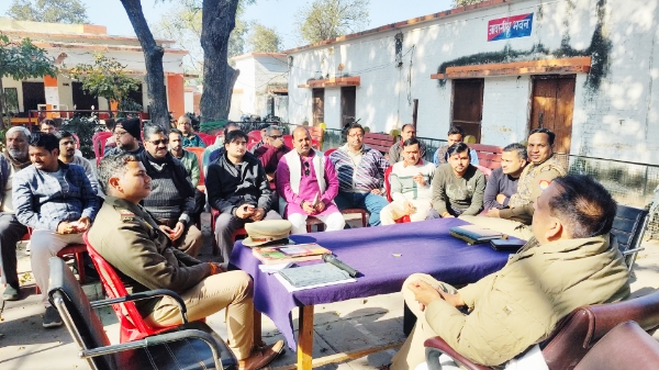 KAIMGANJ NEWS चोरी की वारदातों पर पुलिस सख्त,प्रभारी निरीक्षक ने व्यापारियों से कहा दुकानों के बाहर लगवाएं सीसीटीबी कैमरे और लाइट, पुलिस का करें सहयोग Picsart 26 01 25 17 58 47 093