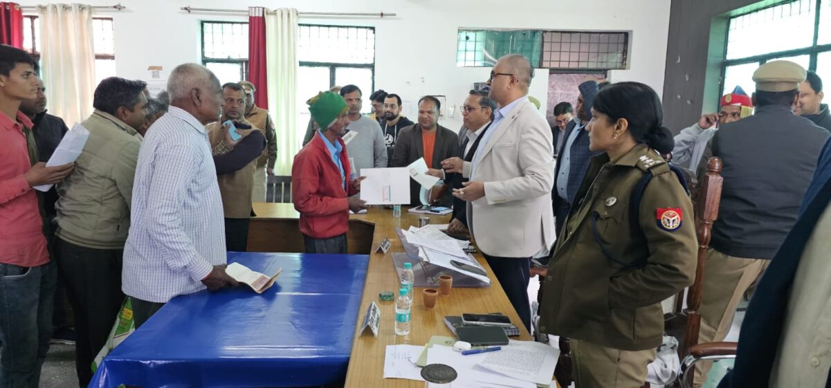 Farrukhabad news डीएम ने कराया 88 समस्याओं में से 7 का मौके पर निस्तारण IMG 20260207 WA0293
