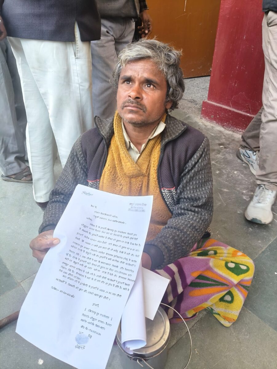 KAIMGANJ NEWS दिव्यांग ने अपने डिब्बे से दो पीआरडी जवानों पर रुपये निकालने की भावुक अंदाज में शिकायत कर बताई अपनी वेवश व्यथा IMG 20260207 WA0350