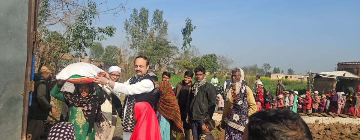 KAIMGANJ NEWS बाढ़ पीड़ितों के बीच पहुंचे सपा नेता अन्ने खां, 400 परिवारों को बांटी राहत—ग्रामीणों के चेहरों पर लौटी मुस्कान IMG 20260208 WA0395