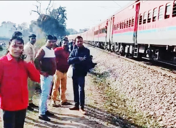 Farrukhabad news अनिकेत यादव की सूझबूझ से बचा बहुत बड़ा ट्रेन हादसा IMG 20260209 WA0197