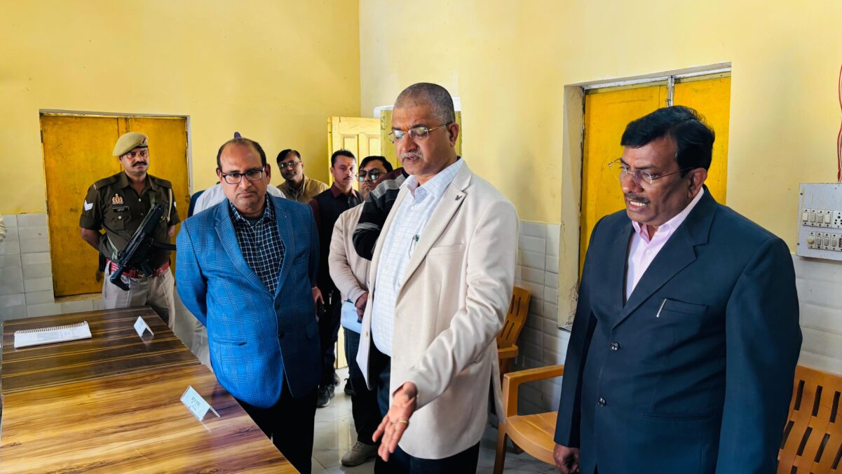 Farrukhabad news नगर पंचायत का डीएम ने किया औचक निरीक्षण सीपेज व विकास कार्यों में सुधार के दिए निर्देश IMG 20260210 WA0283