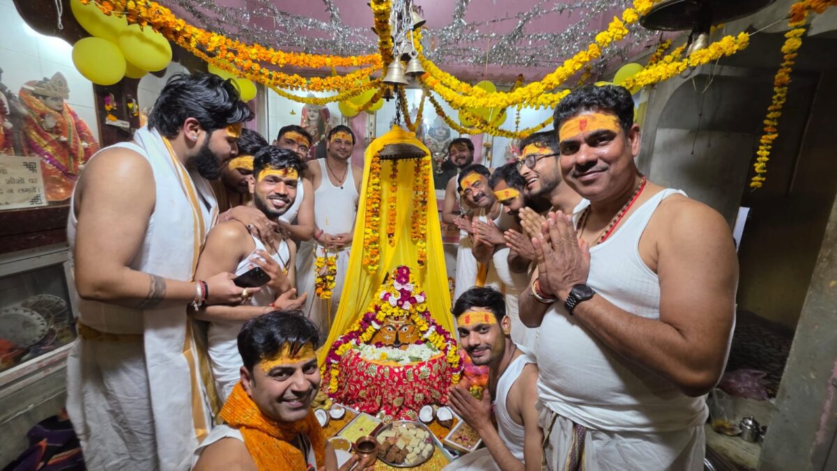 KAIMGANJ NEWS हर-हर महादेव के जयघोष से गूंजा शिवाला मंदिर, हरिद्रा अभिषेक के साथ भव्य महोत्सव का शुभारंभ IMG 20260213 WA0373