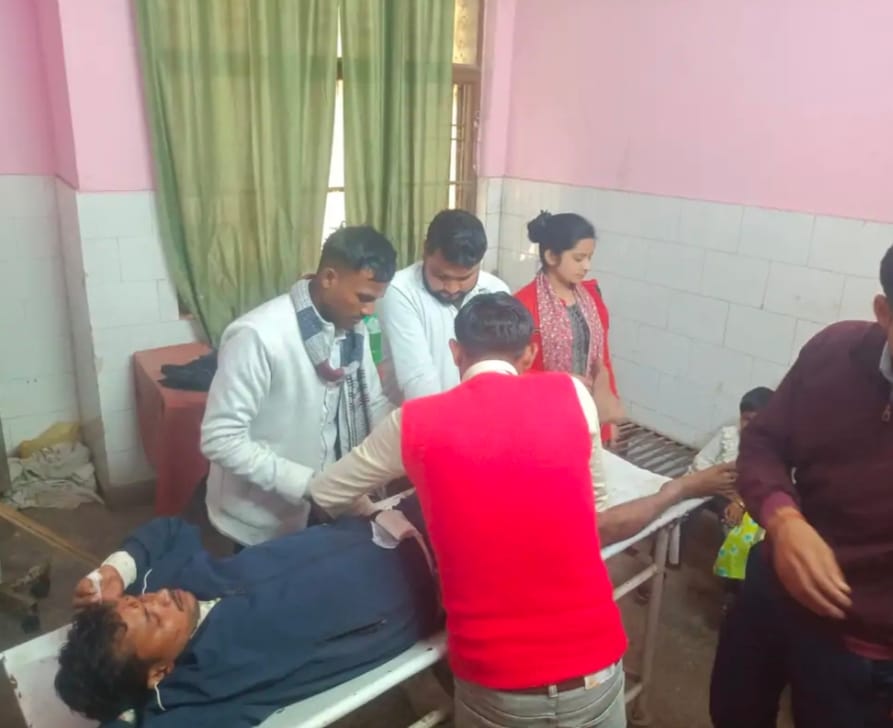 KAIMGANJ NEWS रफ्तार कहर :- बाइक ब टेंप्पो आमने-सामने टकराए कई घायल तीन की हालत गंभीर IMG 20260214 WA0316