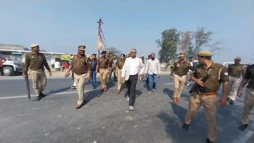 Farrukhabad news संभावित सड़क दुर्घटनाओं पर अंकुश लगाने के लिए , ब्लैक स्पॉट्स का किया डीएम एसपी ने स्थलीय निरीक्षण IMG 20260214 WA0351