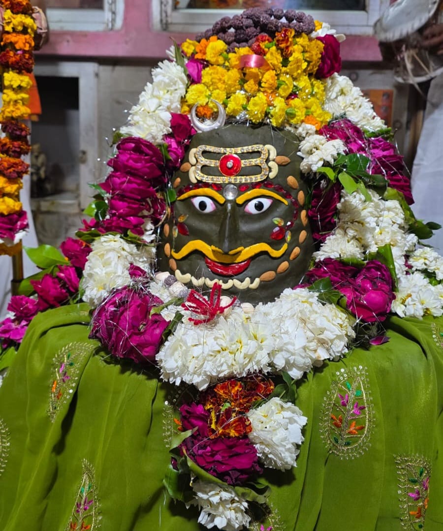 KAIMGANJ NEWS मेहंदी रस्म में सजे महादेव, शिव भजनों पर झूम उठा शिवाला मंदिर IMG 20260214 WA0374