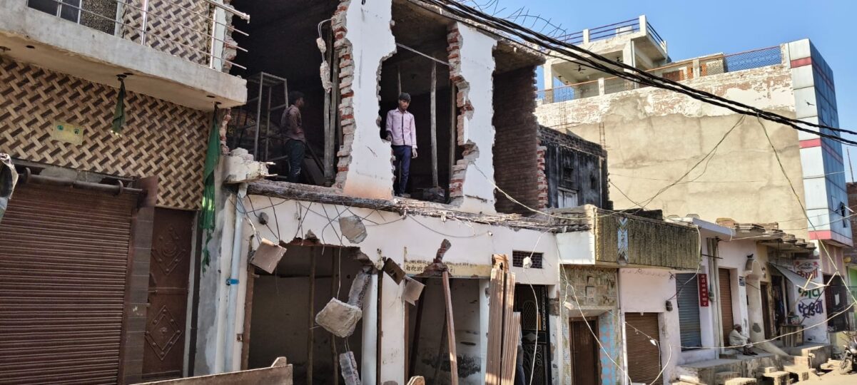 KAIMGANJ NEWS दुष्कर्म के आरोपियों द्वारा अवैध कब्जा कर किए गए निर्माण पर चला प्रशासन का बुलडोजर IMG 20260217 WA0316