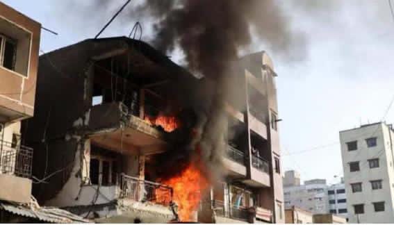 Delhi news पाकिस्तानी शहर कराची में गैस रिसाव से भीषण विस्फोट,तीन मंज़िला इमारत ध्वस्त, 16 की दर्दनाक मौत — मलबे में फंसे लोगों की तलाश हेतु रेस्क्यू जारी IMG 20260220 WA0114