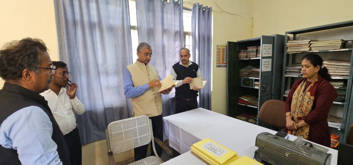 Farrukhabad news तहसील सदर का निरीक्षण कर डीएम ने दिया लंबित राजस्व वादों के शीघ्र निस्तारण व जनसुनवाई एवं साफ-सफाई का सख्त निर्देश IMG 20260221 WA0271