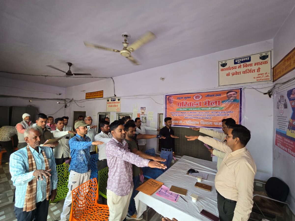 Farrukhabad news परिवहन मेले में सड़क सुरक्षा का संदेश दे, एकबारीय कर व्यवस्था की दी गई विस्तृत जानकारी IMG 20260221 WA0288