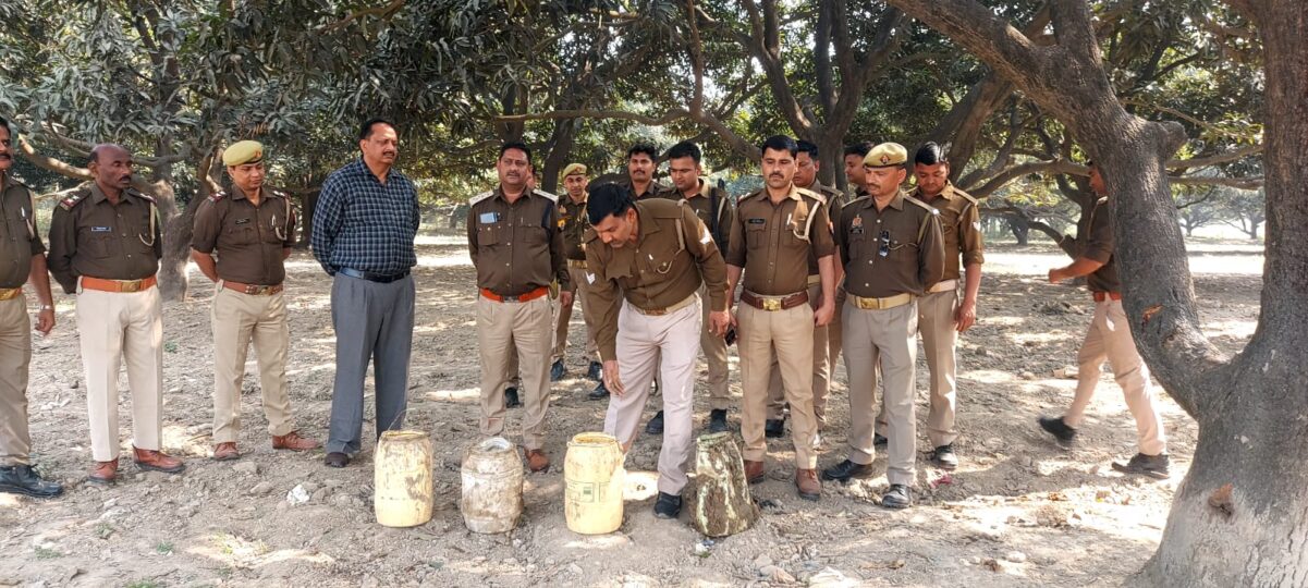 KAIMGANJ NEWS होली से पहले शराब माफिया पर पुलिस का बड़ा प्रहार–श्यामनगर में आबकारी–पुलिस की ताबड़तोड़ रेड, 80 किलो लहन नष्ट IMG 20260222 WA0283