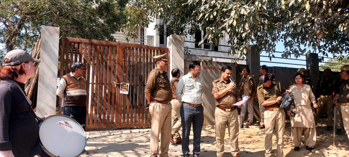 KAIMGANJ NEWS जुबैर गैंग की जड़ों पर करारा प्रहार: गुर्गे सुखबीर यादव की 1.75 करोड़ की संपत्ति कुर्क IMG 20260226 WA0472