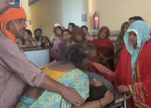 FARRUKHABAD NEWS महिला की मौत के लिए अस्पताल की लचर व्यवस्था पर आक्रोश जता परिजनों ने काटा हंगामा IMG 20260227 WA0366