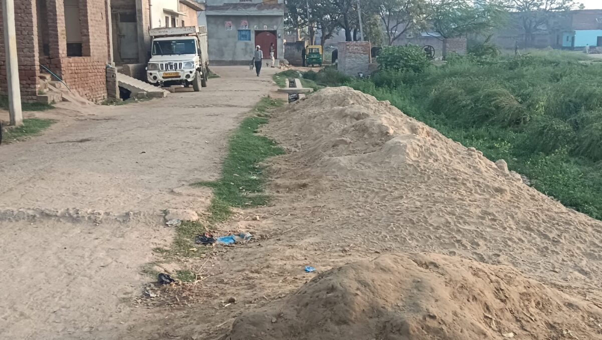 KAIMGANJ NEWS विकास के तमाम दावों के बीच गांव अताईपुर बना ‘नरक-निवास’! IMG 20260227 WA0507