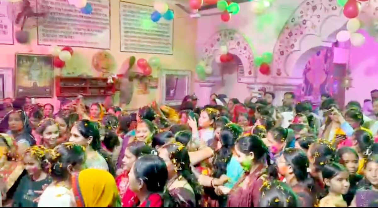 KAIMGANJ NEWS ब्रज सा नजारा: फूलों की बारिश और गुलाल की आंधी, बांके बिहारी संग होली के रंग में रंगा कायमगंज IMG 20260228 WA0370