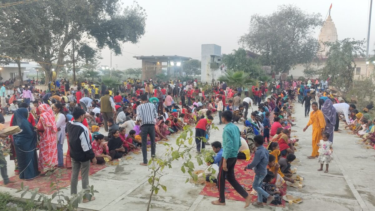 KAIMGANJ NEWS हर-हर महादेव के जयघोष से गूंजा कुंडा शिवधाम, रुद्राभिषेक के बाद विशाल भंडारे में उमड़ा जनसैलाब IMG 20260216 174716