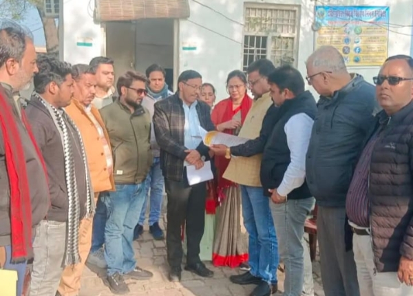 KAIMGANJ NEWS उद्योग व्यापार प्रतिनिधि मंडल ने विद्युत उपभोक्ताओं के हित में सुधार लाने हेतु मुख्यमंत्री के नाम संबोधित 18 सूत्रीय ज्ञापन अधीक्षण अभियंता को सौंपा Picsart 26 02 05 19 37 28 727